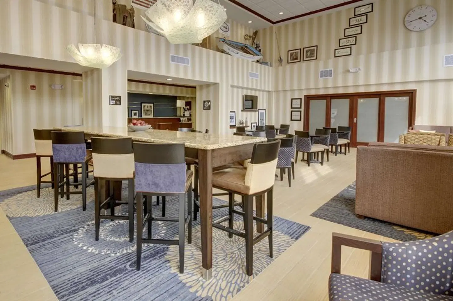 Hampton Inn & Suites Alexandria Bar