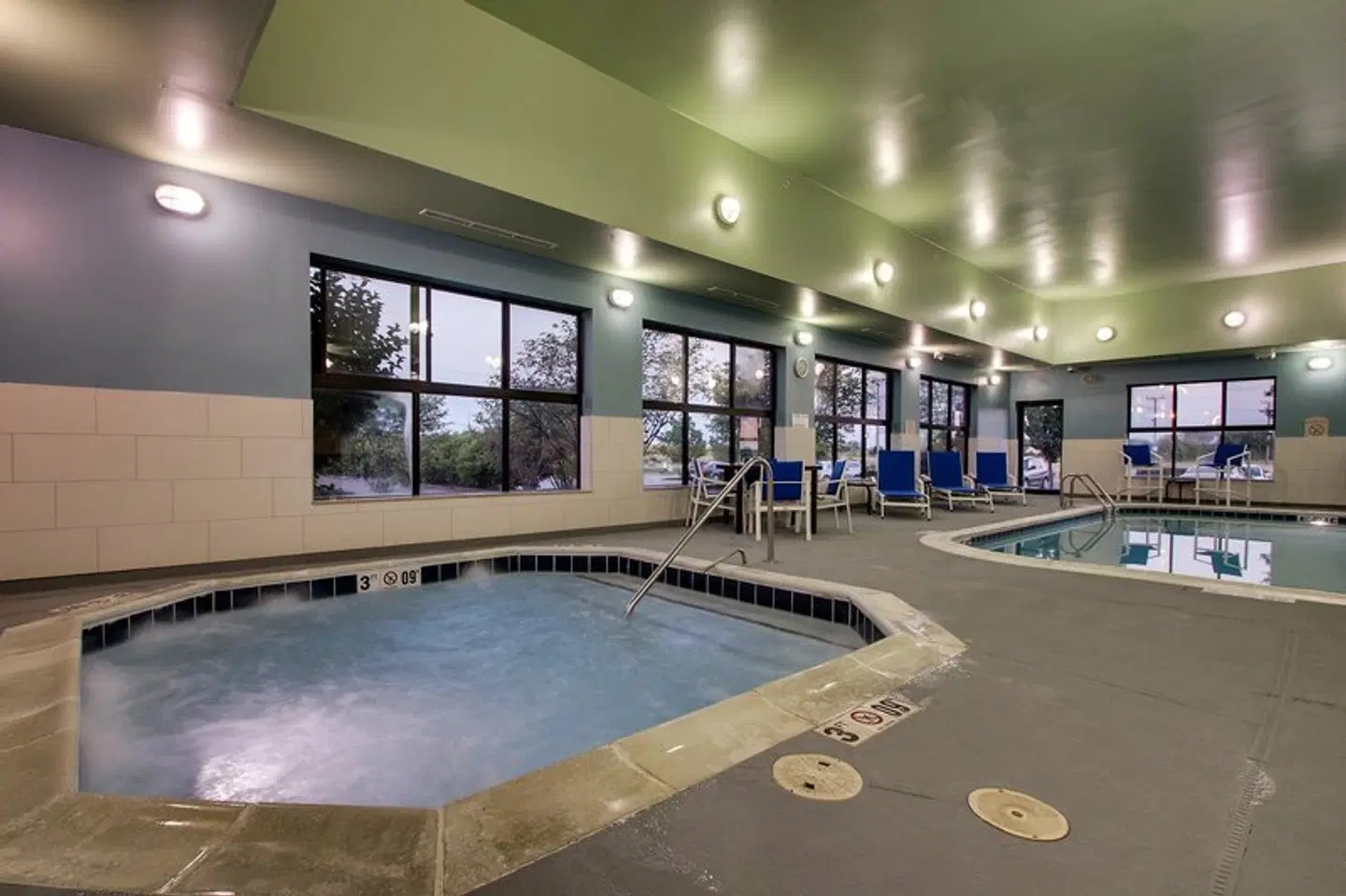 Holiday Inn Express & Suites Morris by IHG Hallenbad