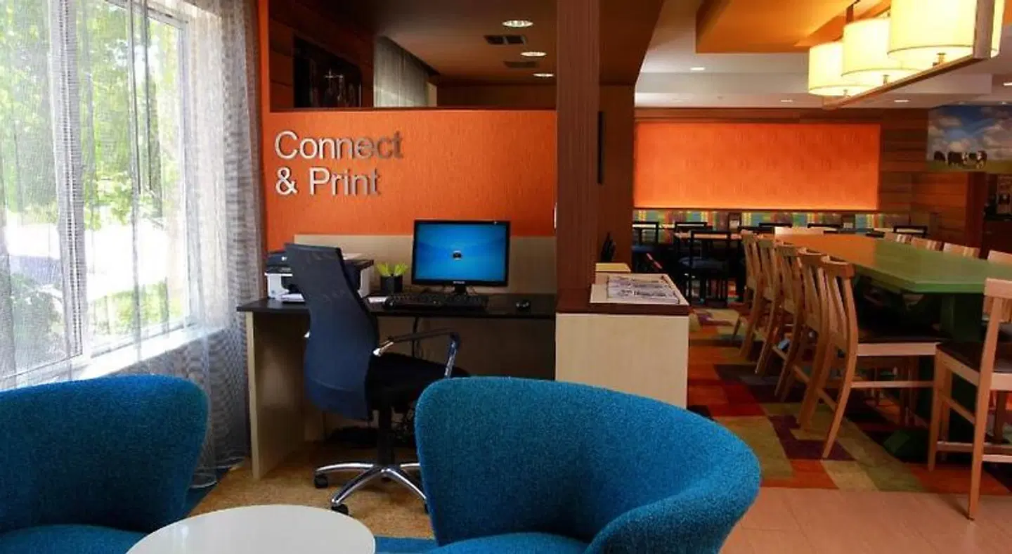 Spark by Hilton Traverse City LOUNGE_LOBBY