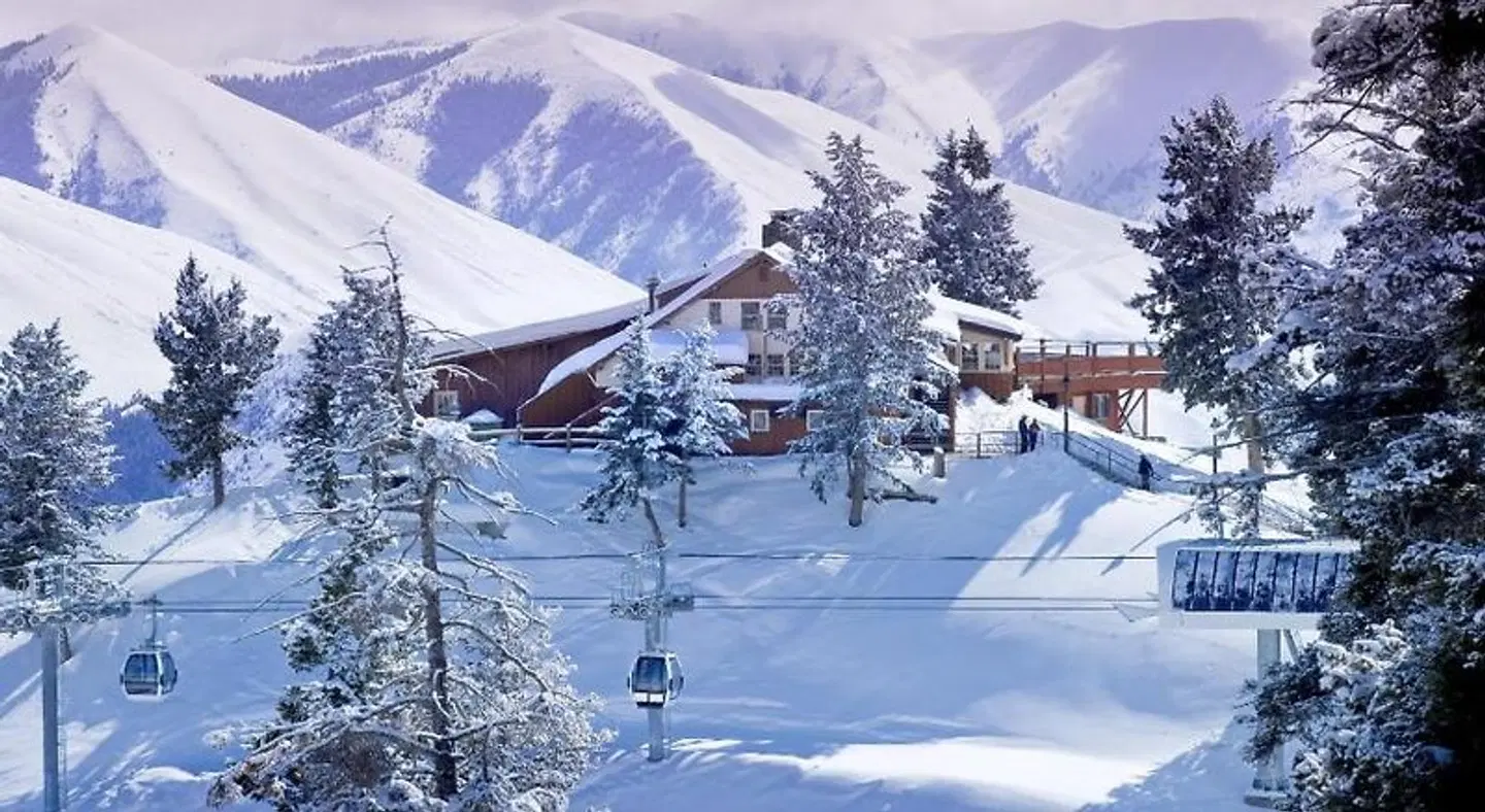 Sun Valley Inn EXTERIOR