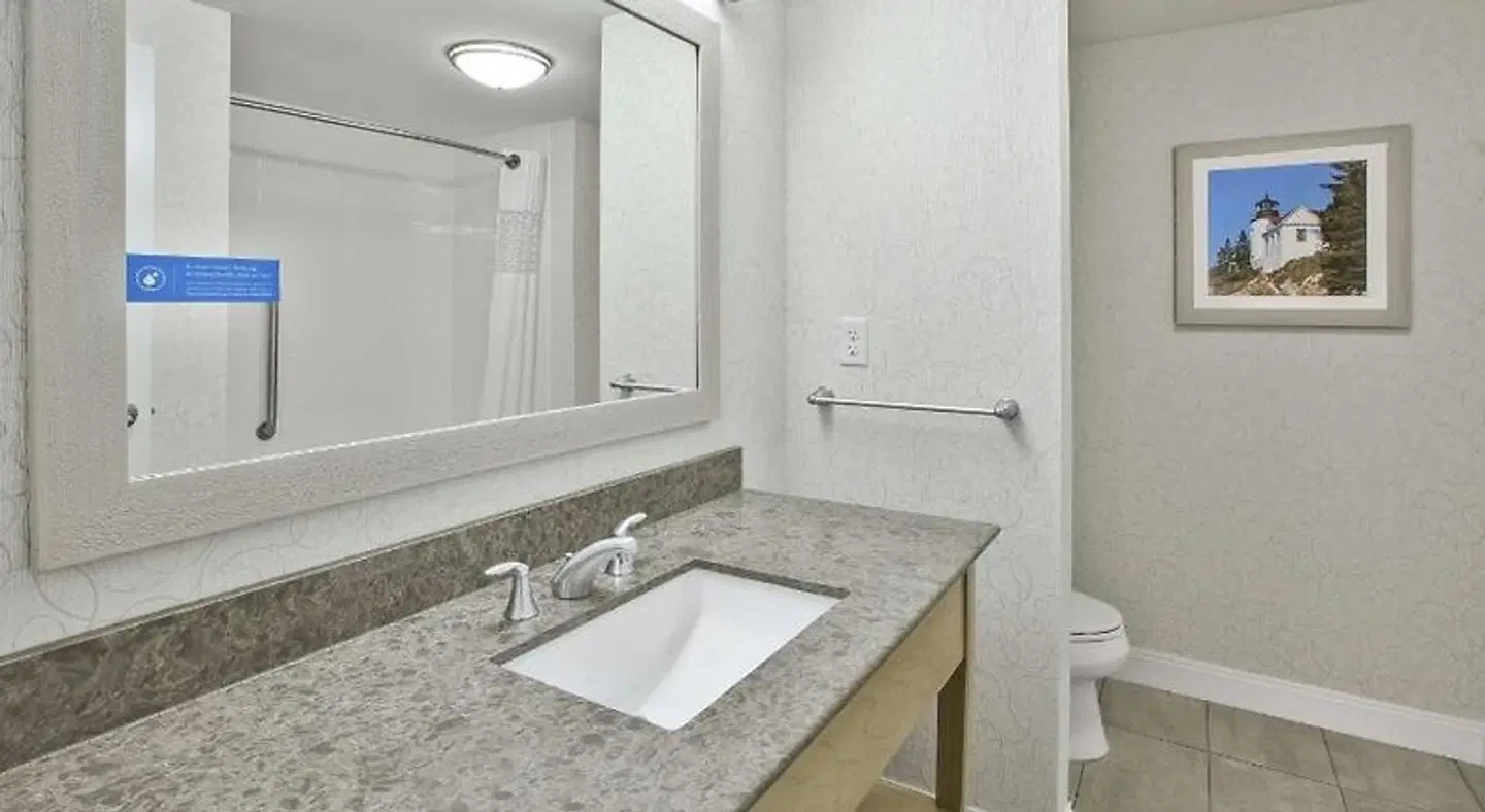 Hampton Inn Bar Harbor Badezimmer