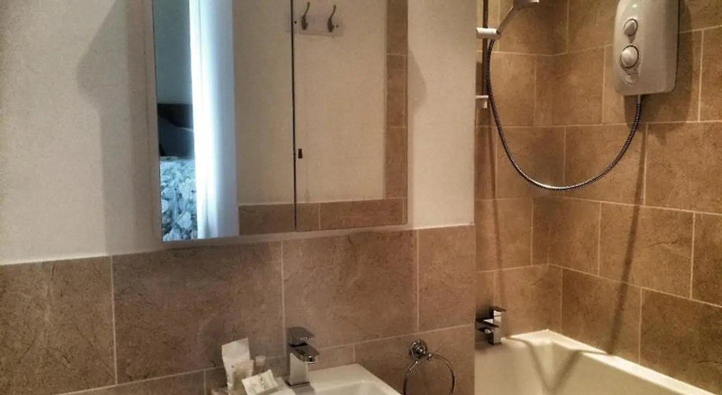 Mary's Court - Mairlys Guest House Badezimmer