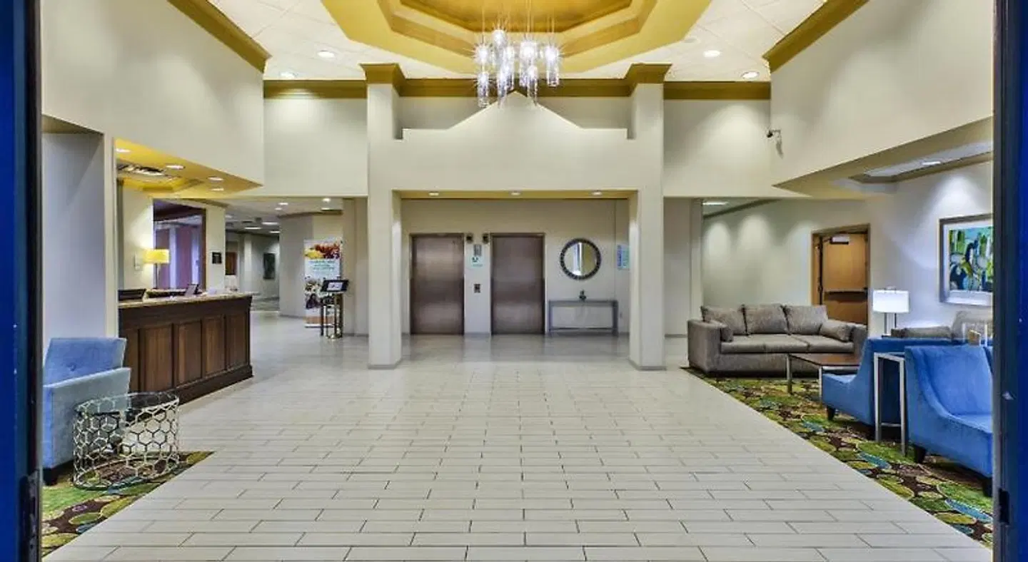 Holiday Inn & Suites Bolingbrook by IHG LOUNGE_LOBBY