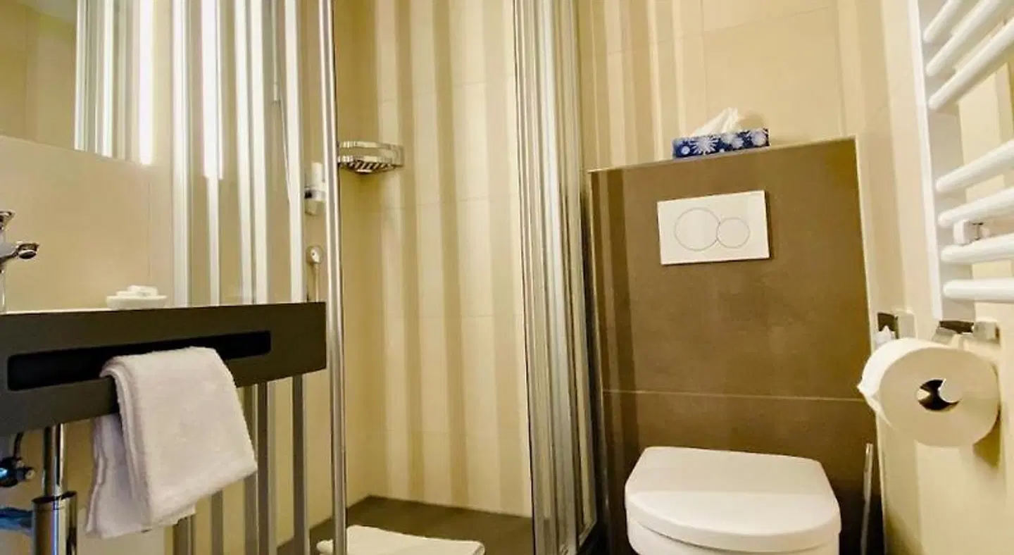 Hotel Garni Enzian Badezimmer