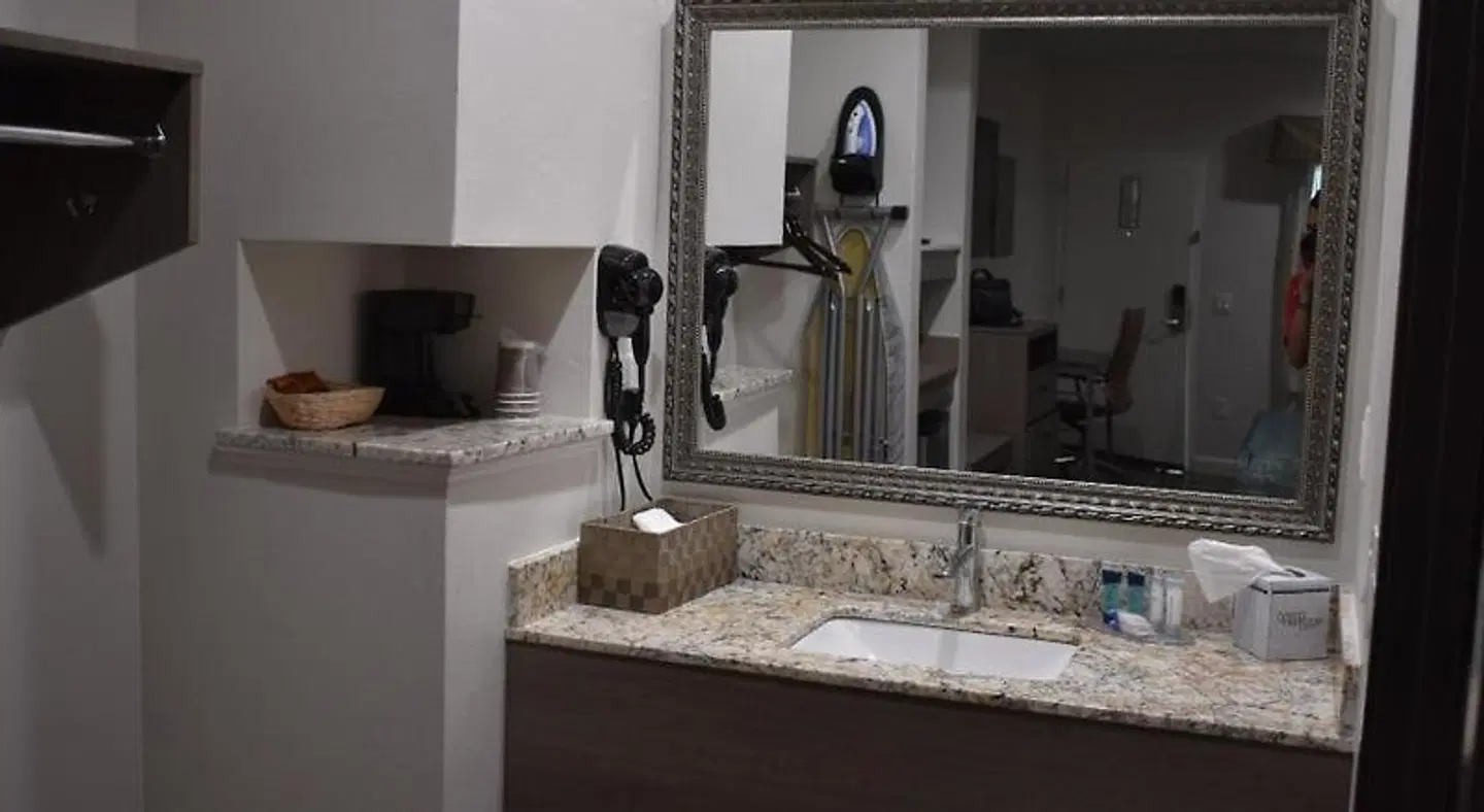 Grand Villa Inn & Suites- Humble Badezimmer