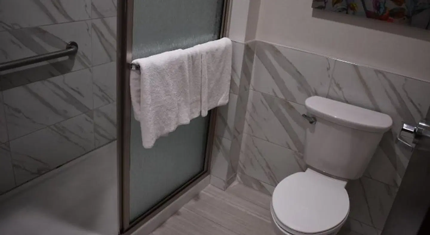 Grand Villa Inn & Suites- Humble Badezimmer