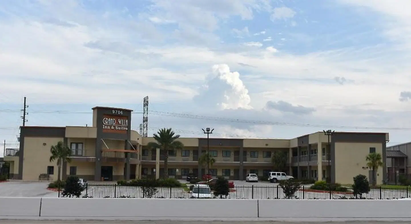 Grand Villa Inn & Suites- Humble EXTERIOR