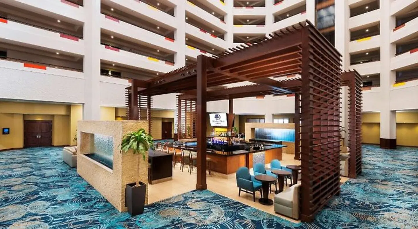 DoubleTree by Hilton Phoenix Mesa Bar