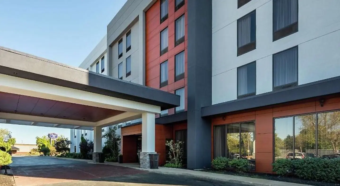 Hampton Inn Louisville-Northeast EXTERIOR