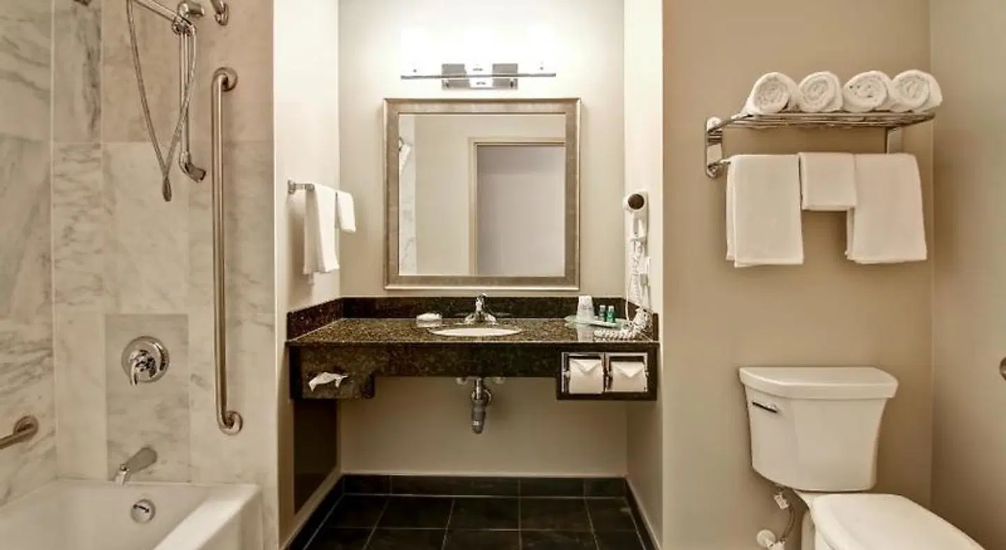 Best Western Plus Brandon Inn Badezimmer