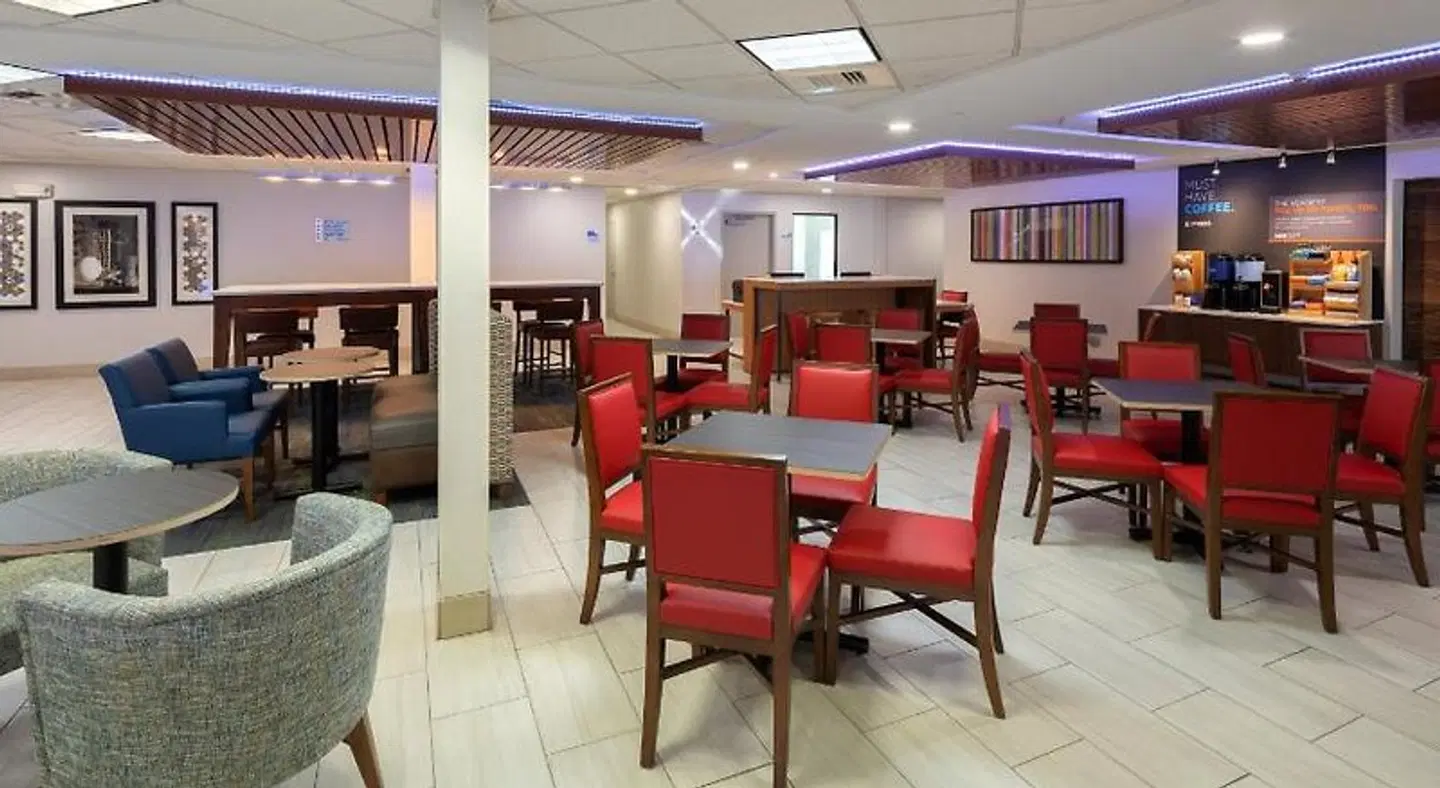 Holiday Inn Express & Suites Bradley Airport by IHG LOUNGE_LOBBY