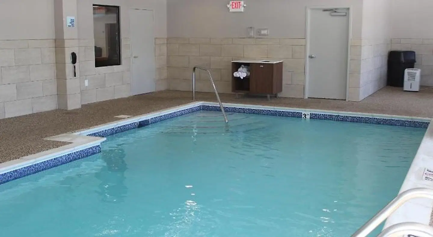 Holiday Inn Express & Suites Bradley Airport by IHG Hallenbad