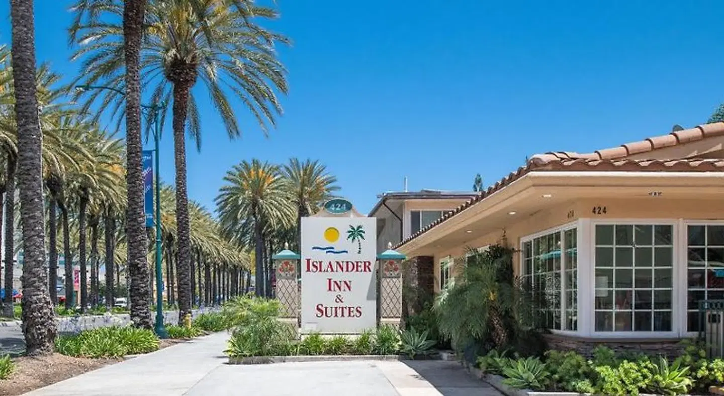 Anaheim Islander Inn & Suites EXTERIOR
