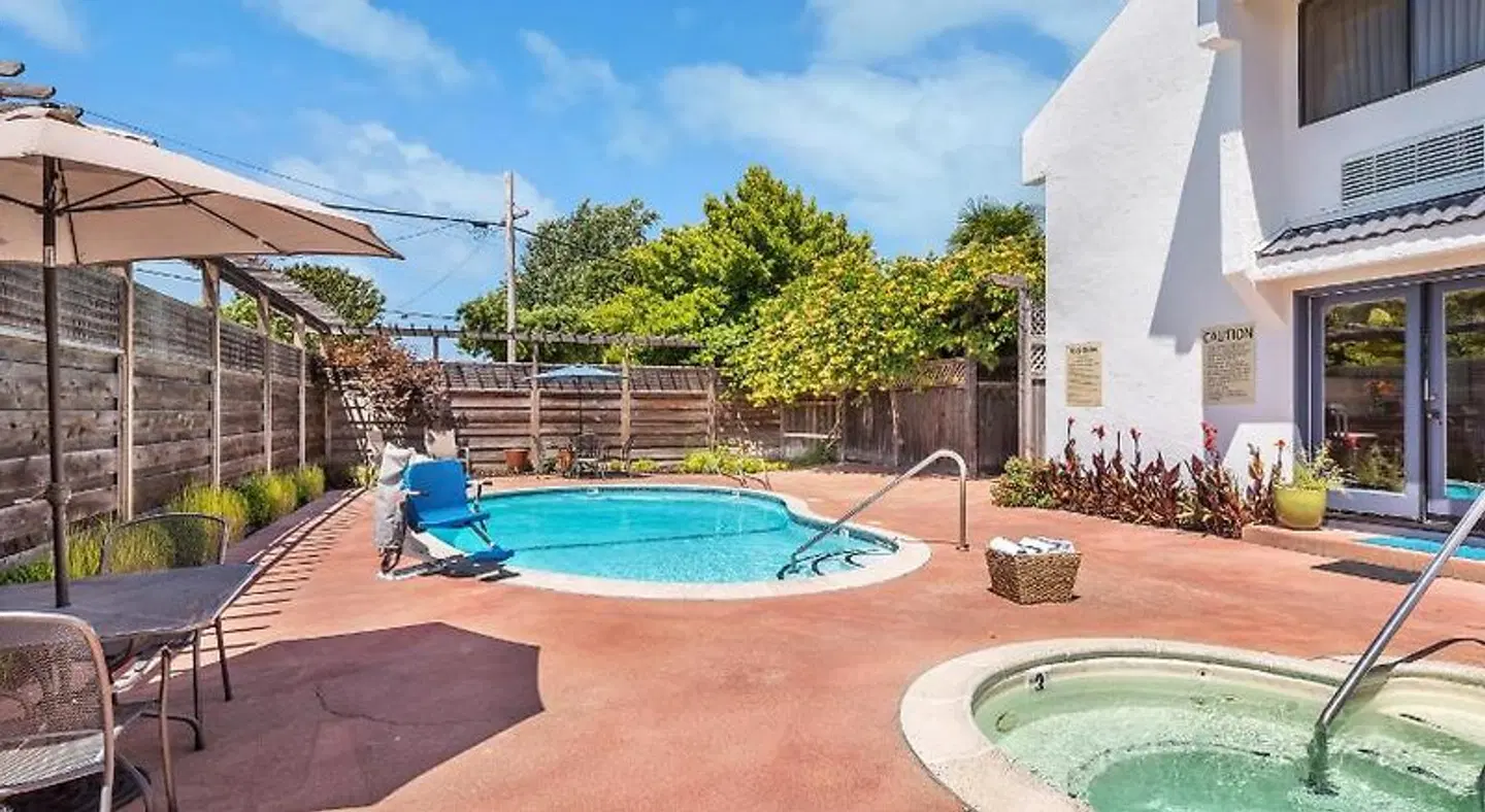 Chablis Inn OUTDOOR_POOL