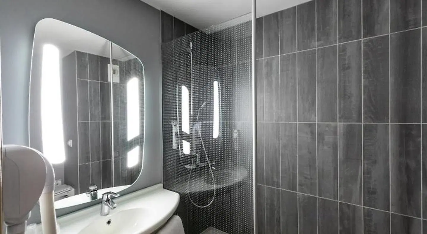 ibis Bourges Badezimmer