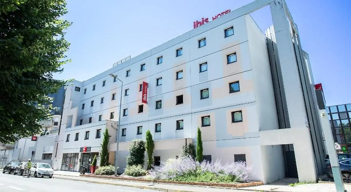 ibis Bourges EXTERIOR