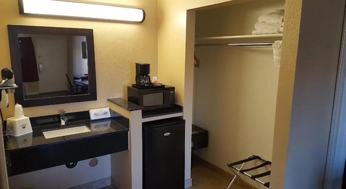 Americas Best Value Astoria Inn & Suites ROOM_EXAMPLE