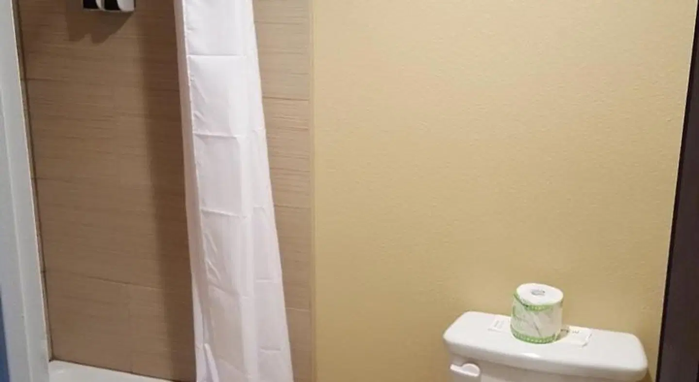 Americas Best Value Astoria Inn & Suites Badezimmer