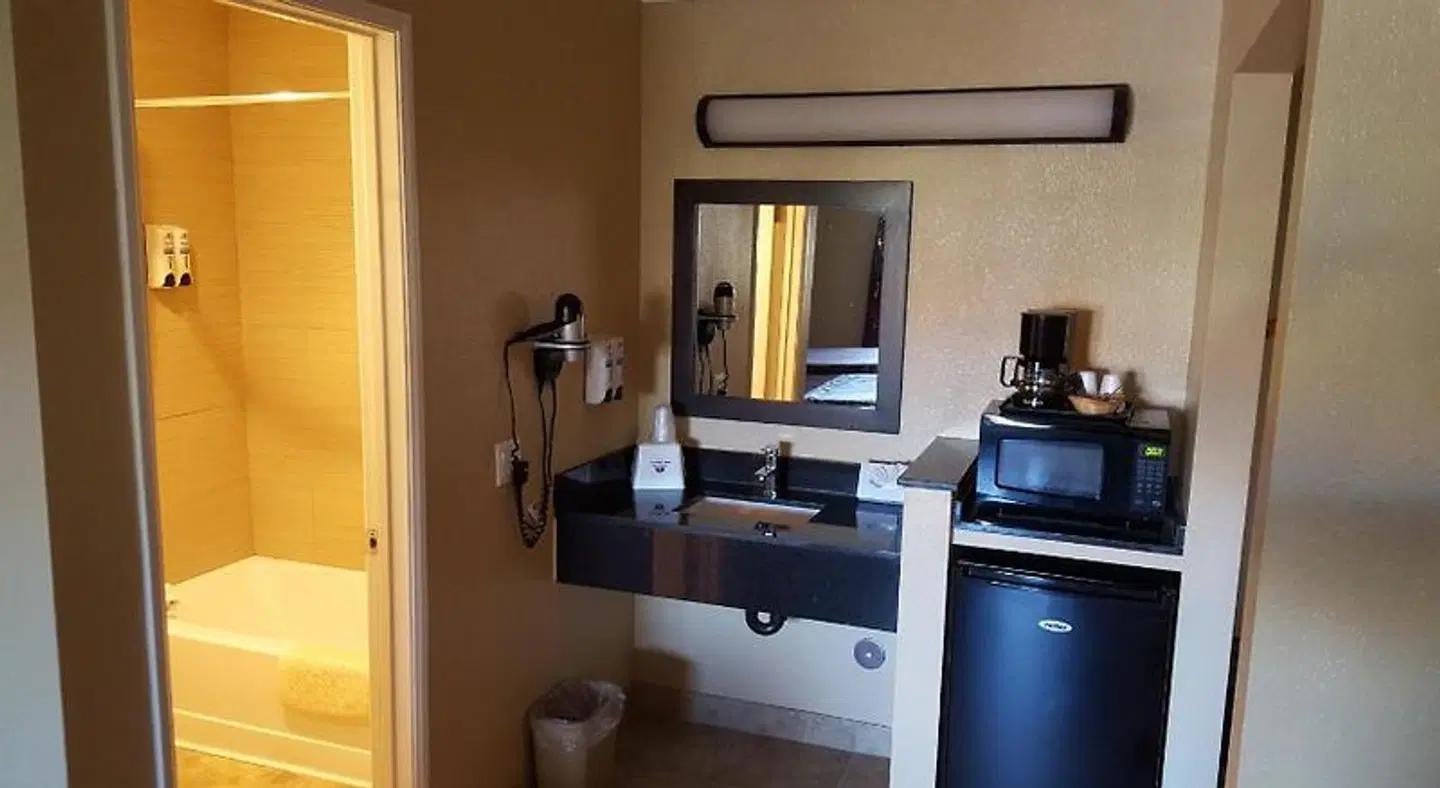 Americas Best Value Astoria Inn & Suites ROOM_EXAMPLE