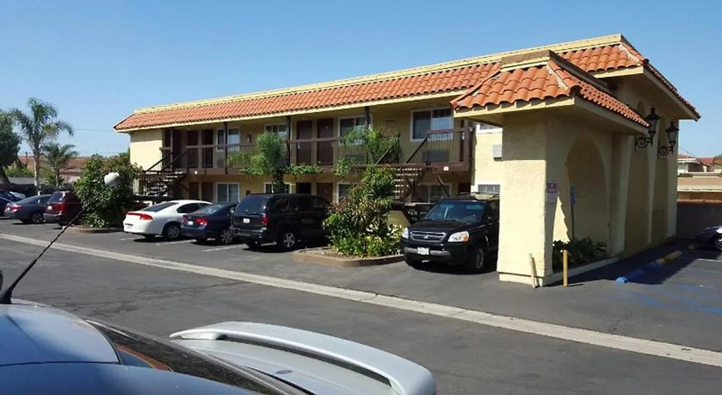 Americas Best Value Astoria Inn & Suites EXTERIOR