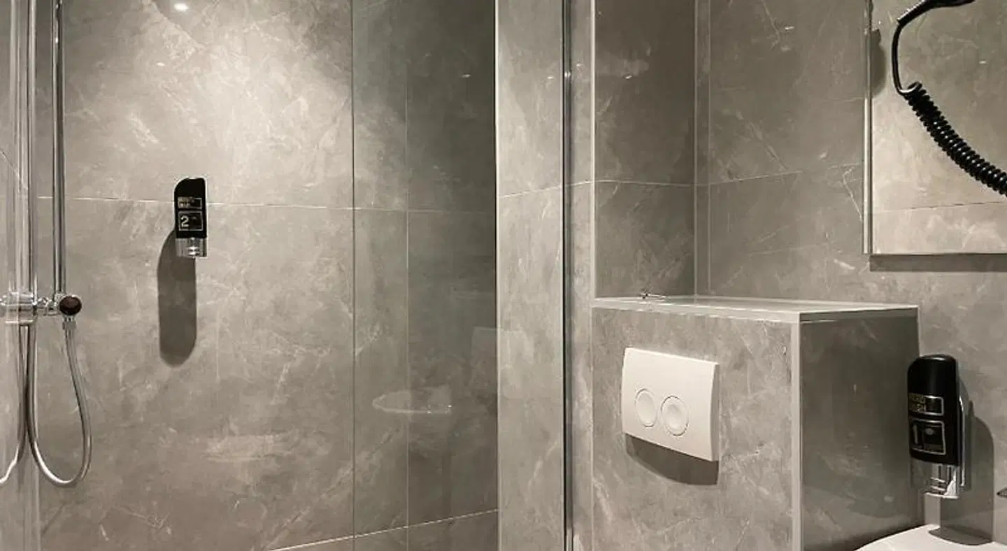 H3 Rotterdam City Center Hotel Badezimmer