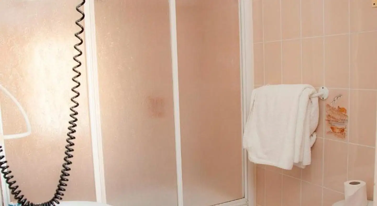 Hostal París Badezimmer
