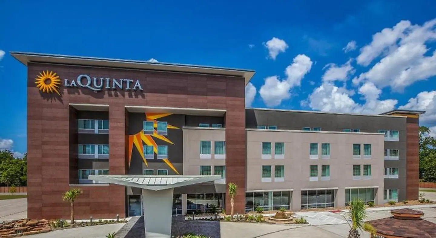 La Quinta Inn & Suites by Wyndham Houston East I-10 EXTERIOR