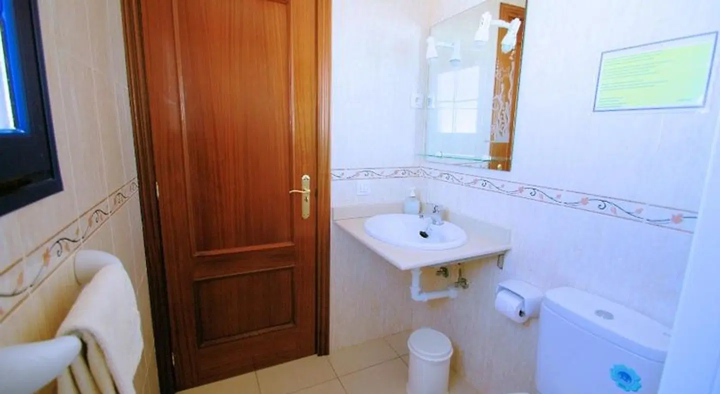Evita Beach Apartamentos Badezimmer