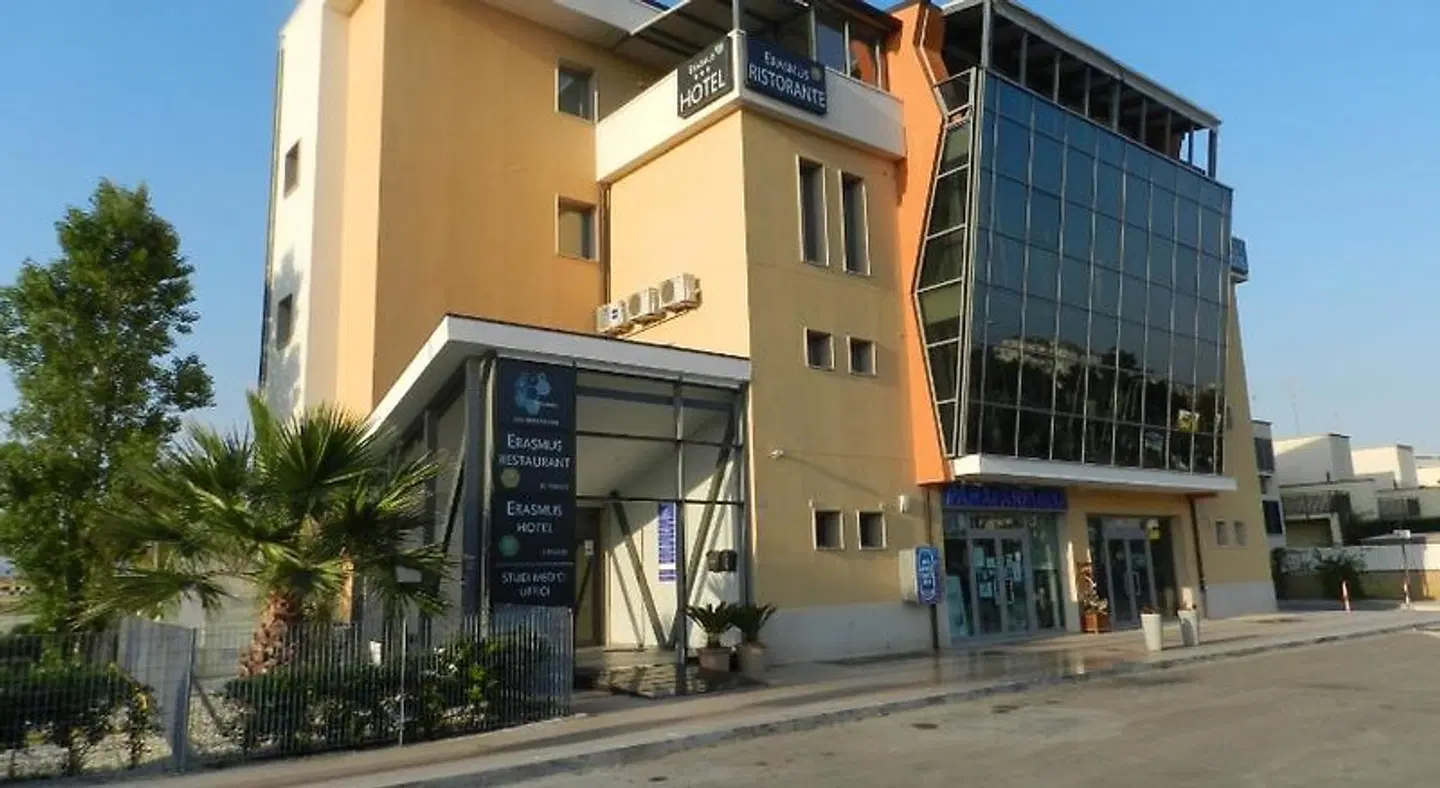 Erasmus Hotel EXTERIOR