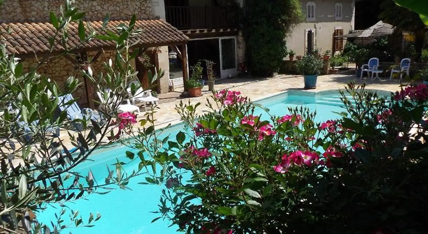 Domaine de Beaufort OUTDOOR_POOL