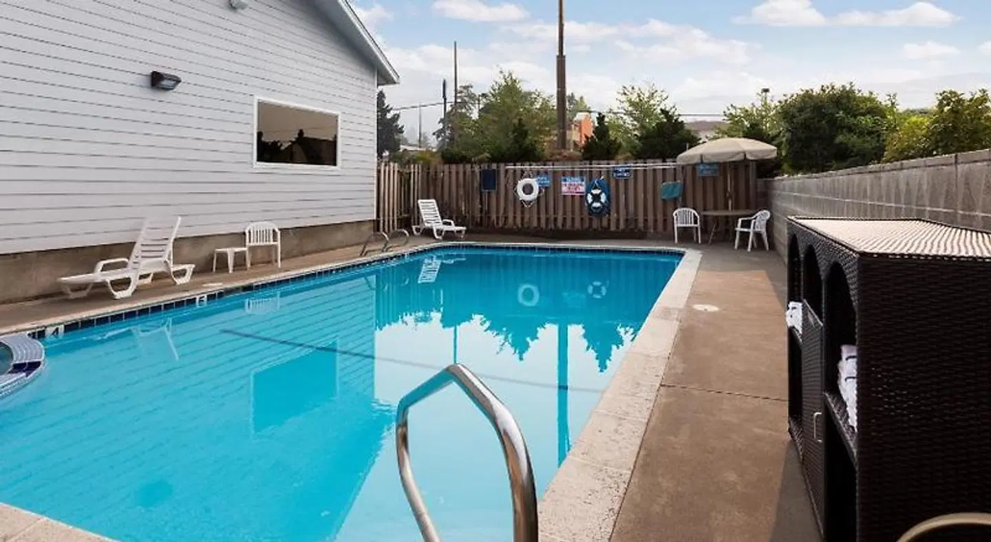 Red Lion Inn & Suites Grants Pass OUTDOOR_POOL