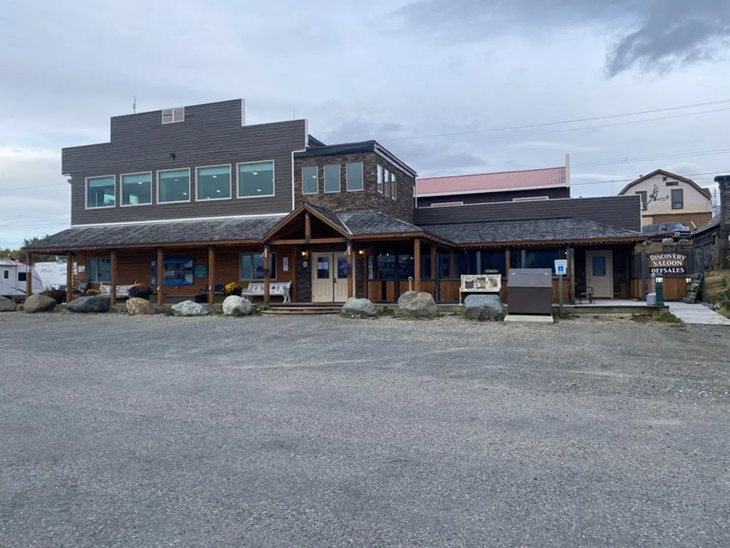 Atlin Mountain Inn EXTERIOR