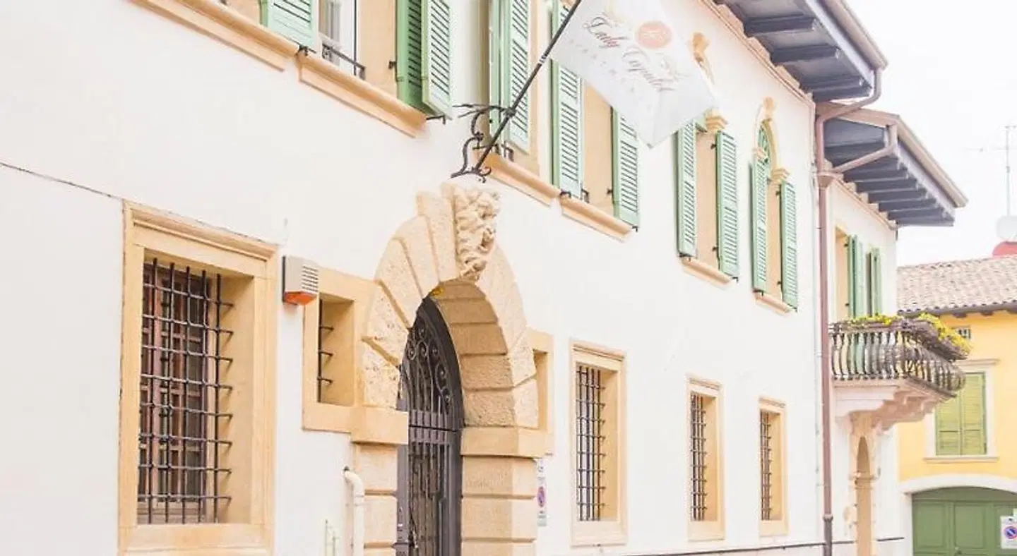Lady Capulet Apartments EXTERIOR
