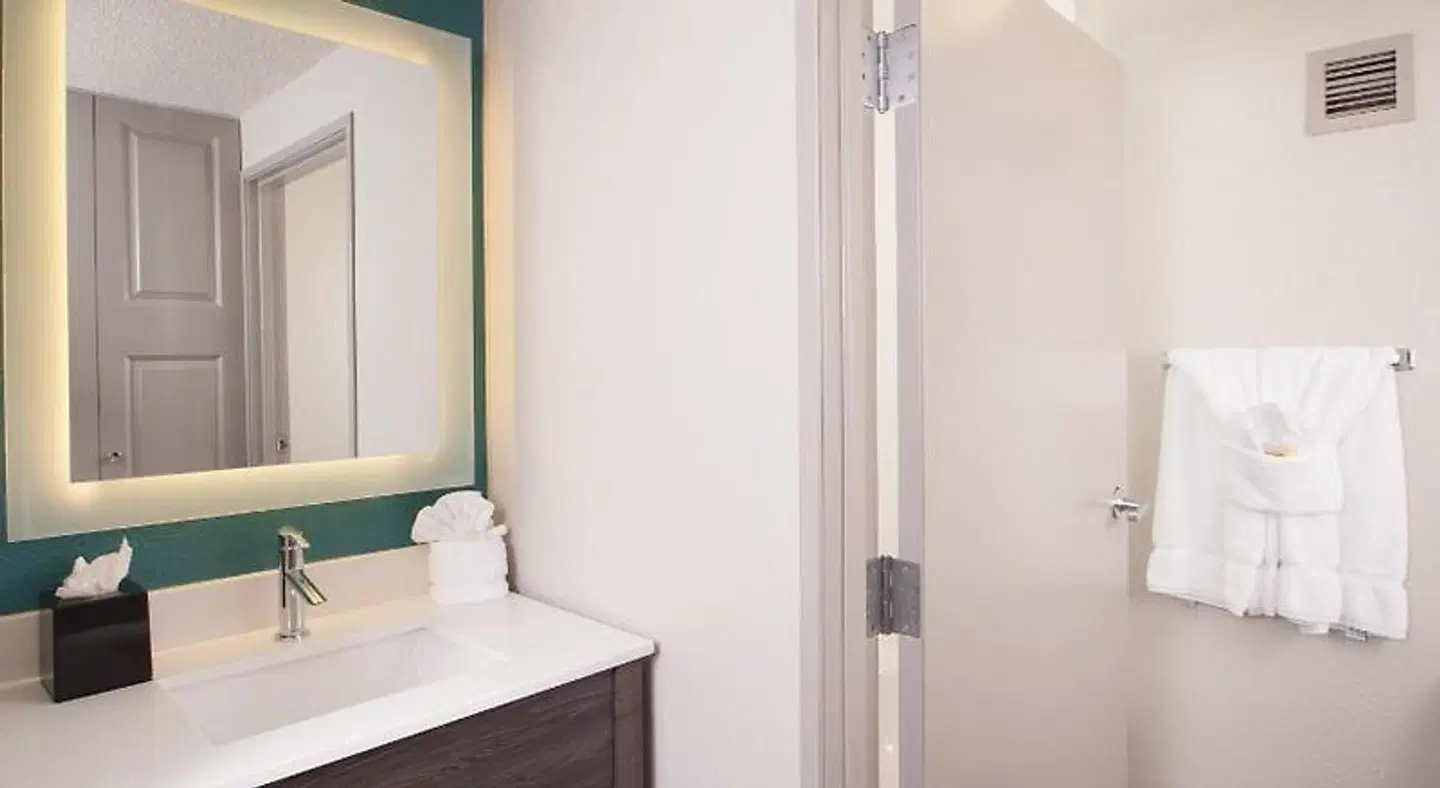 La Quinta Inn & Suites by Wyndham Atlanta Airport North ROOM_EXAMPLE