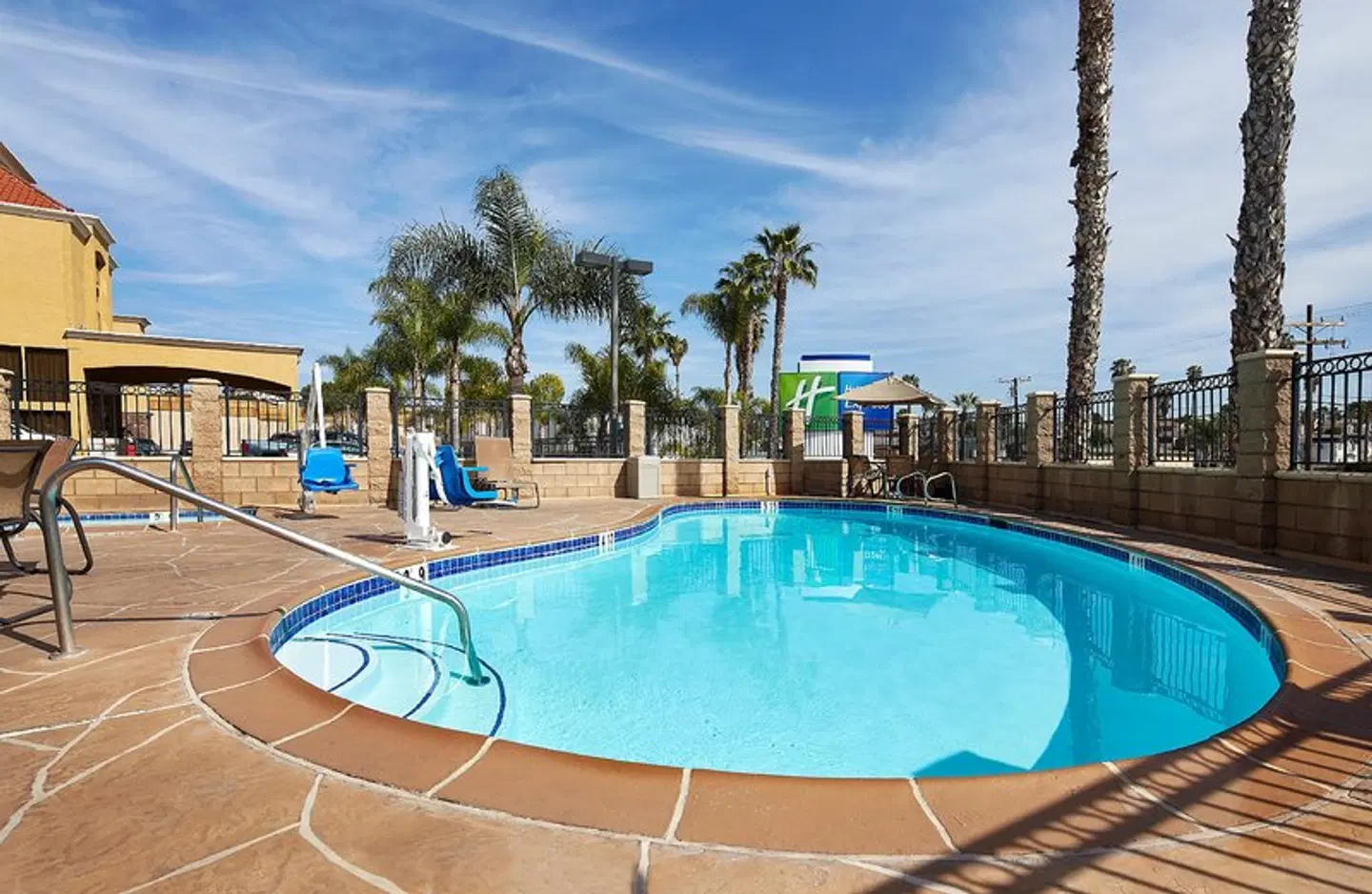 Holiday Inn Express San Diego South-National City by IHG OUTDOOR_POOL