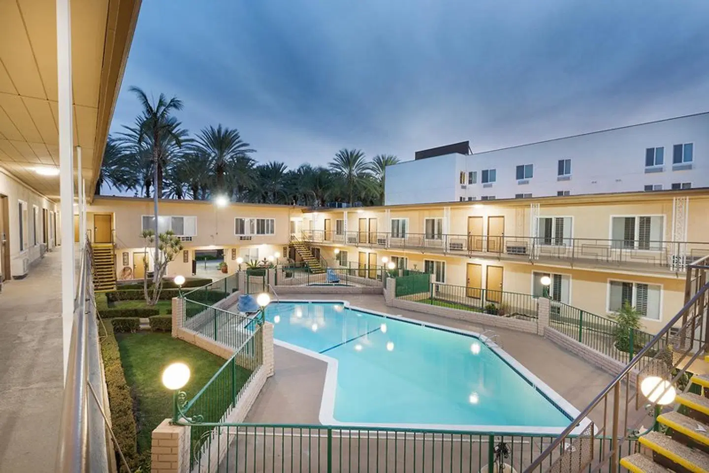 Americas Best Value Inn & Suites Anaheim Convention Center OUTDOOR_POOL