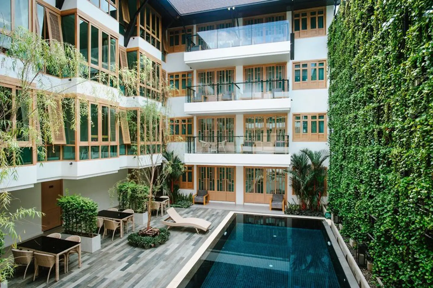 Moon Dragon Hotel EXTERIOR
