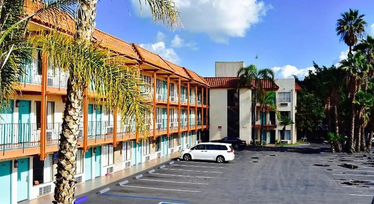 Days Inn by Wyndham Anaheim Near the Park EXTERIOR