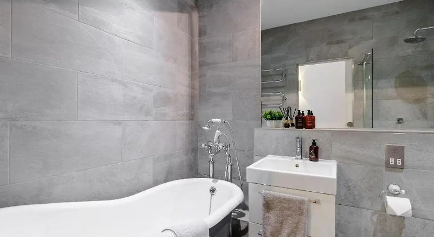 Sycamore Suites / Mandega House Badezimmer