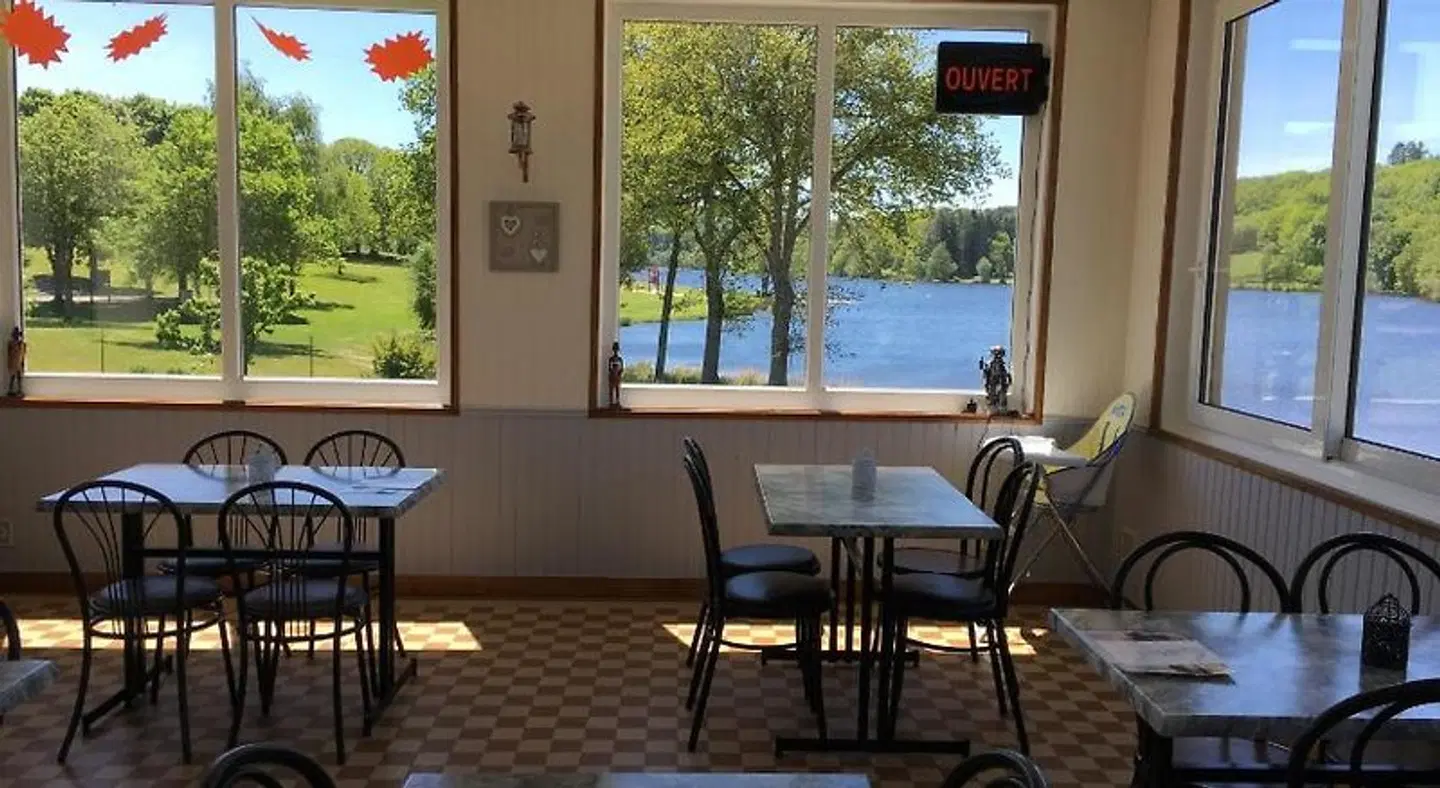 Hotel de Lac Bar