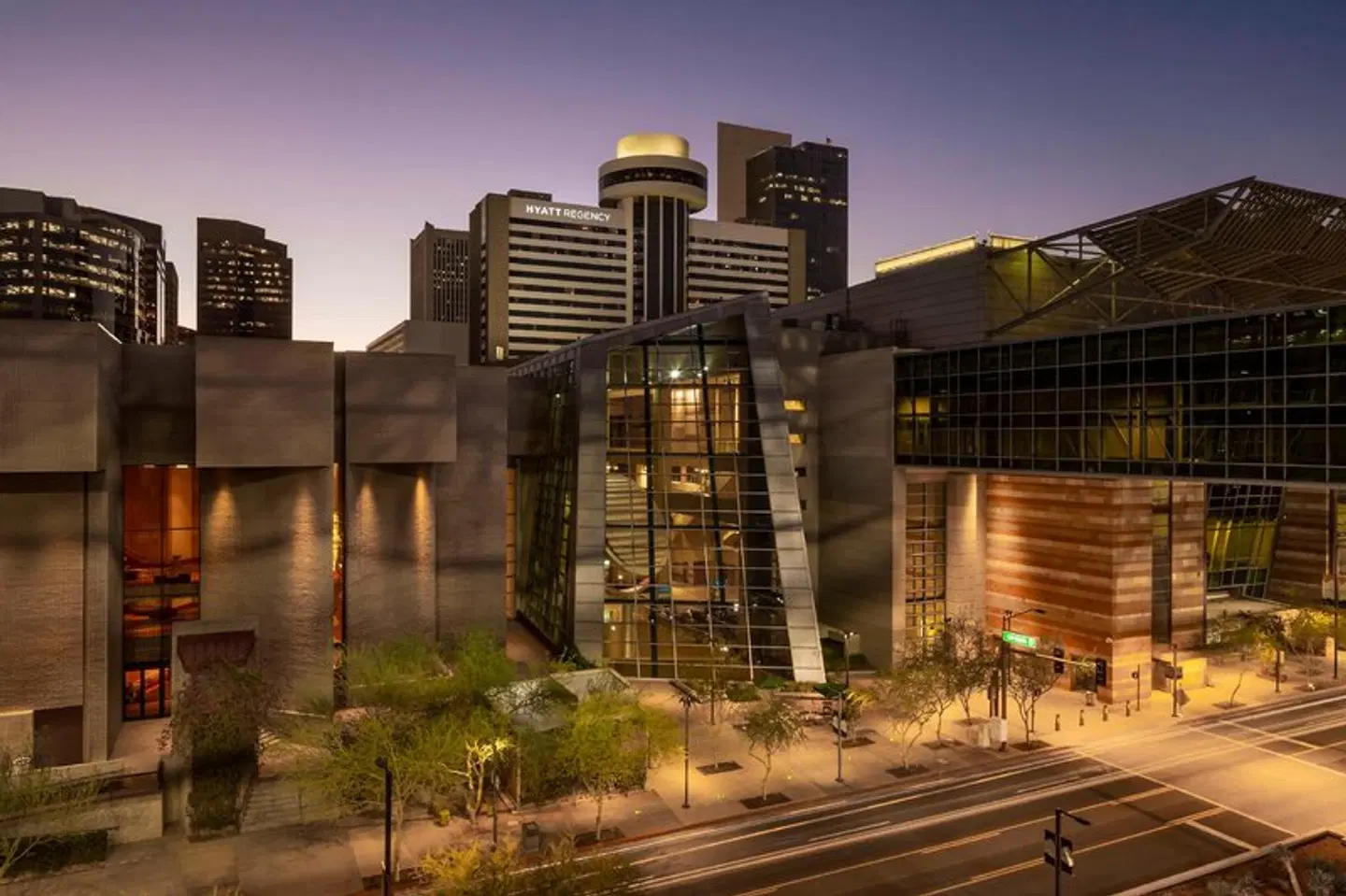 Hyatt Regency Phoenix EXTERIOR