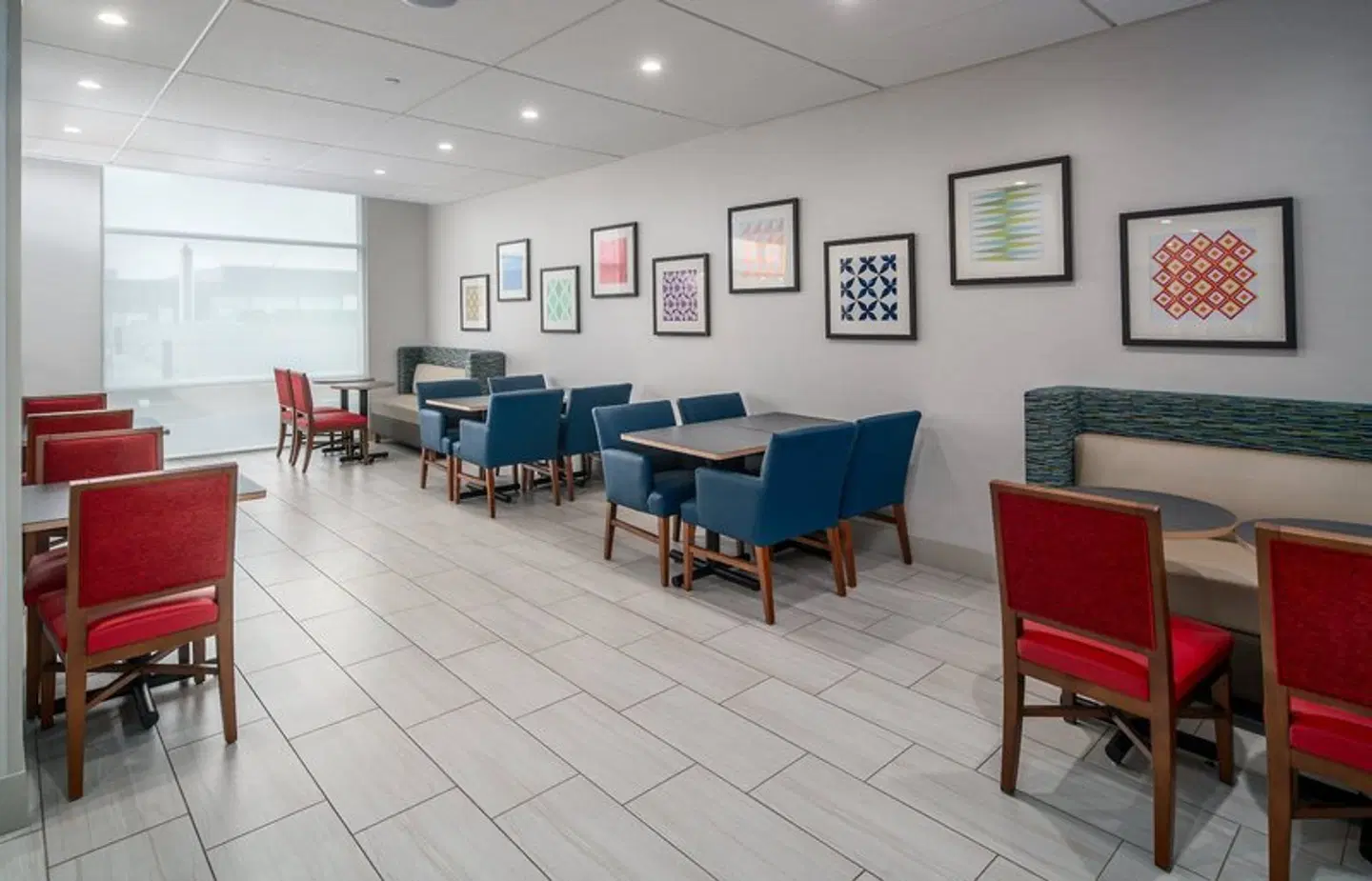 Holiday Inn Express & Suites Brandon by IHG LOUNGE_LOBBY