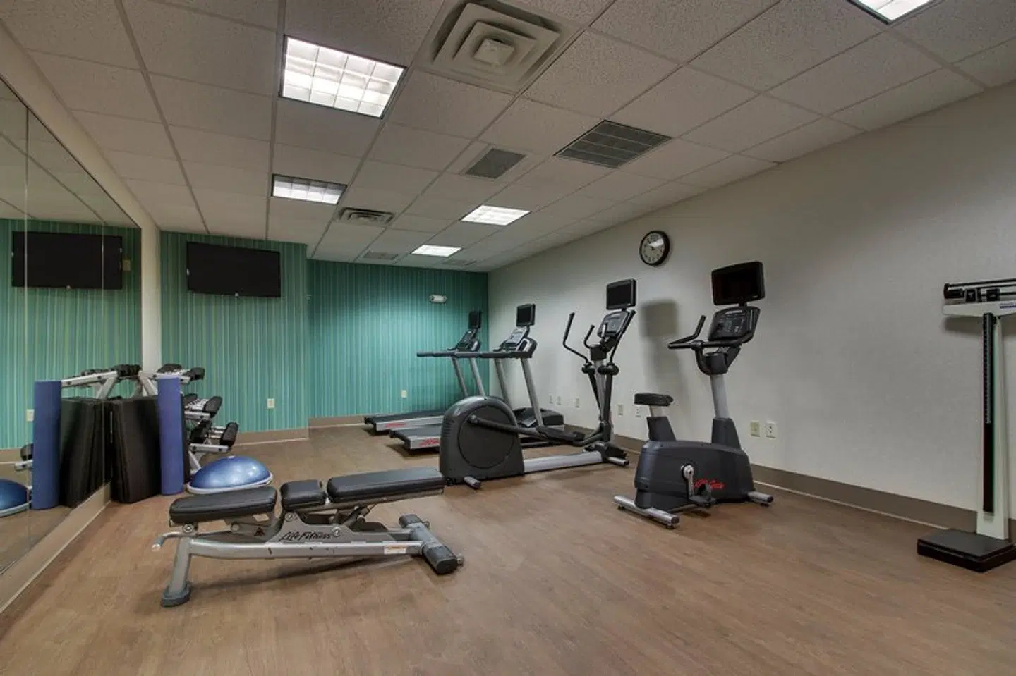 Holiday Inn Express & Suites Morris by IHG SPORTS_AND_LEISURE