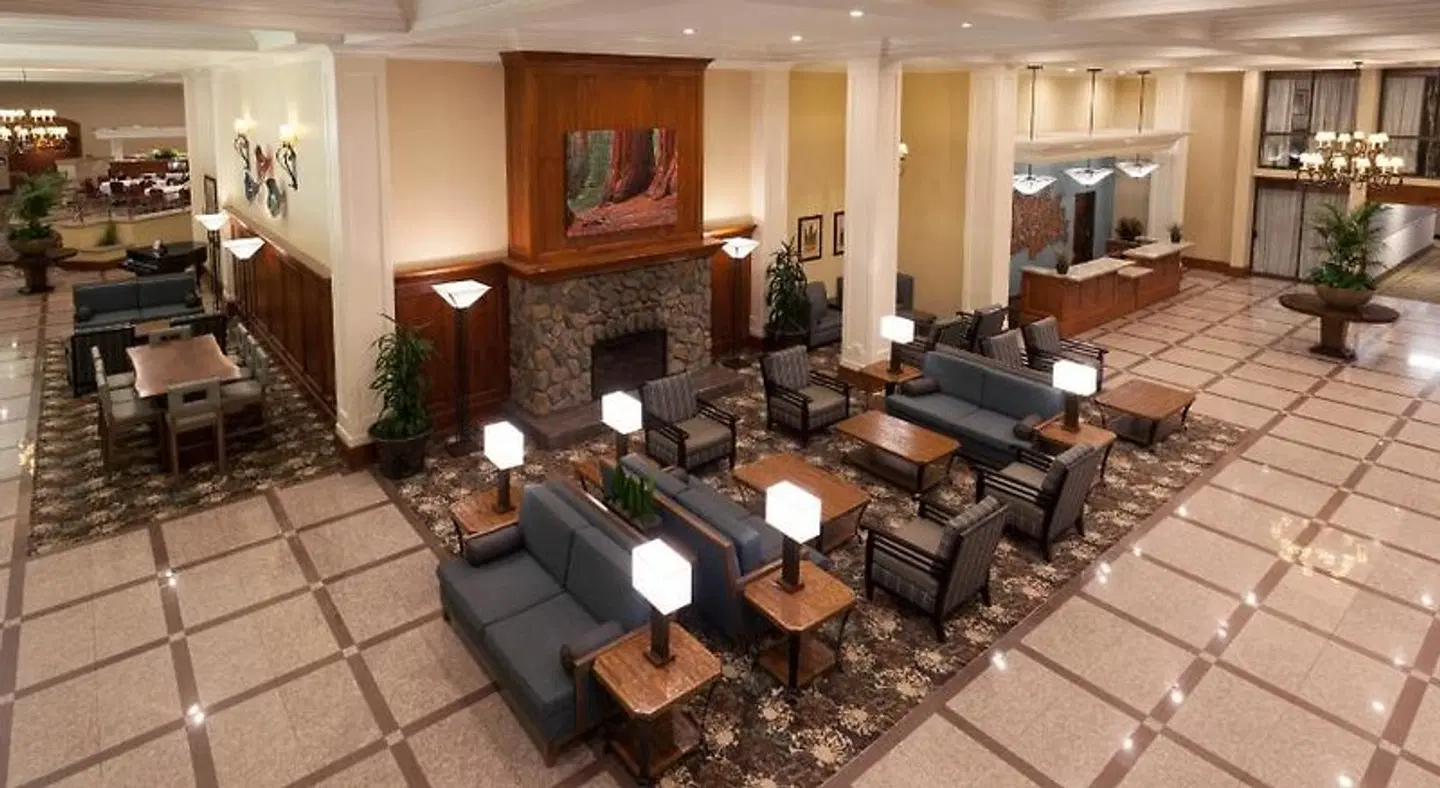 Wyndham Visalia LOUNGE_LOBBY