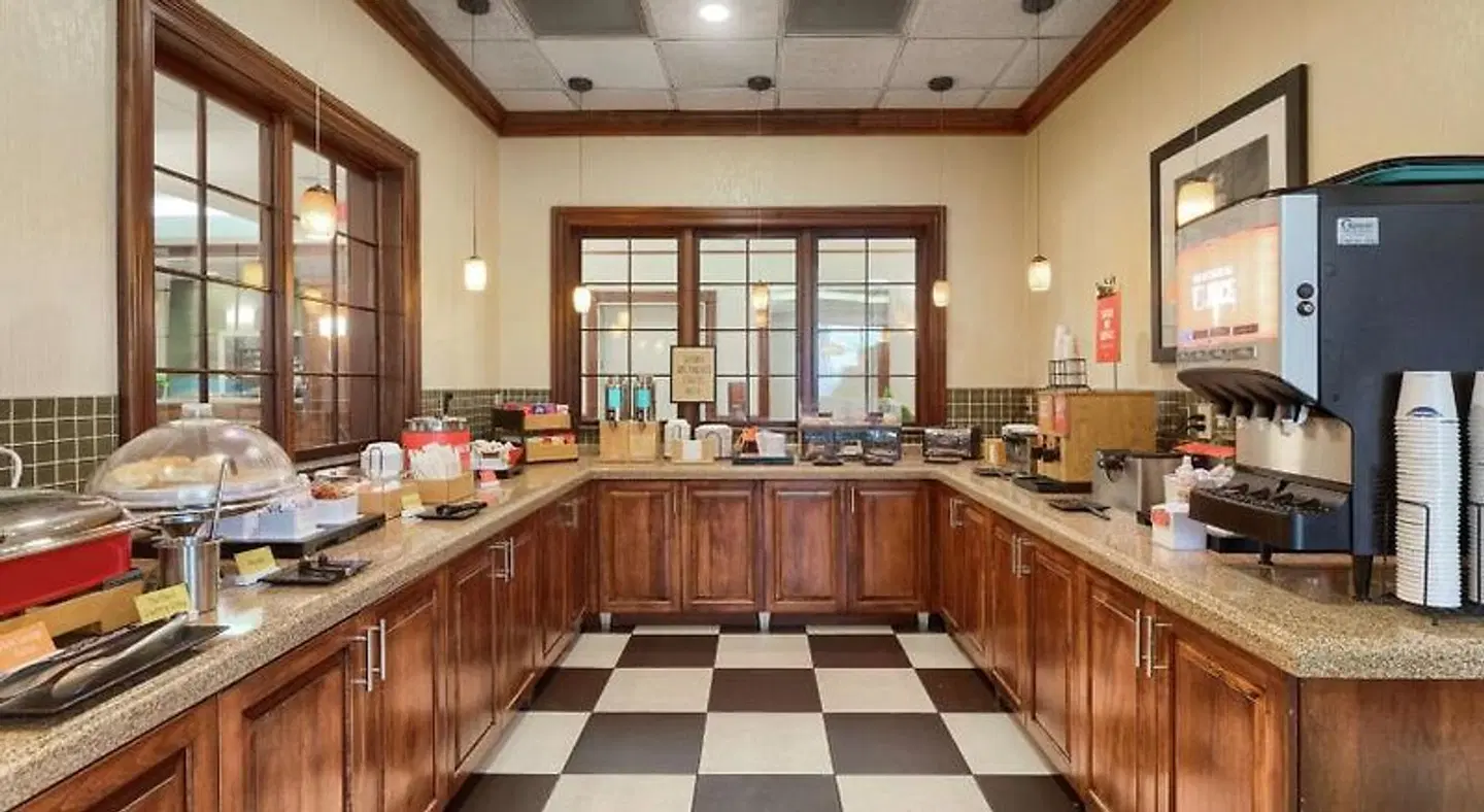 Hampton Inn Louisville-Northeast Restaurant