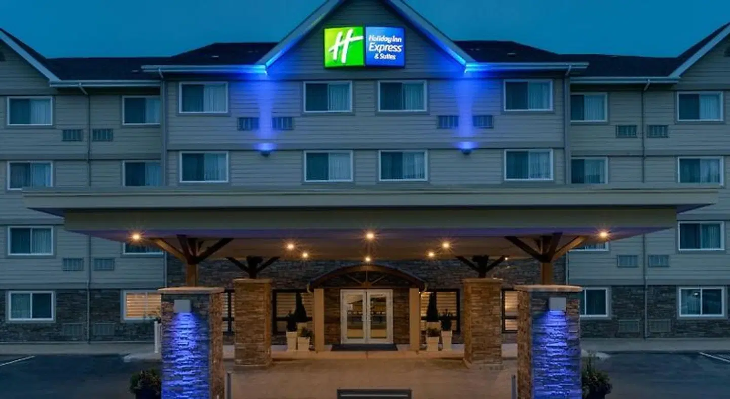 Holiday Inn Express & Suites Fredericton EXTERIOR