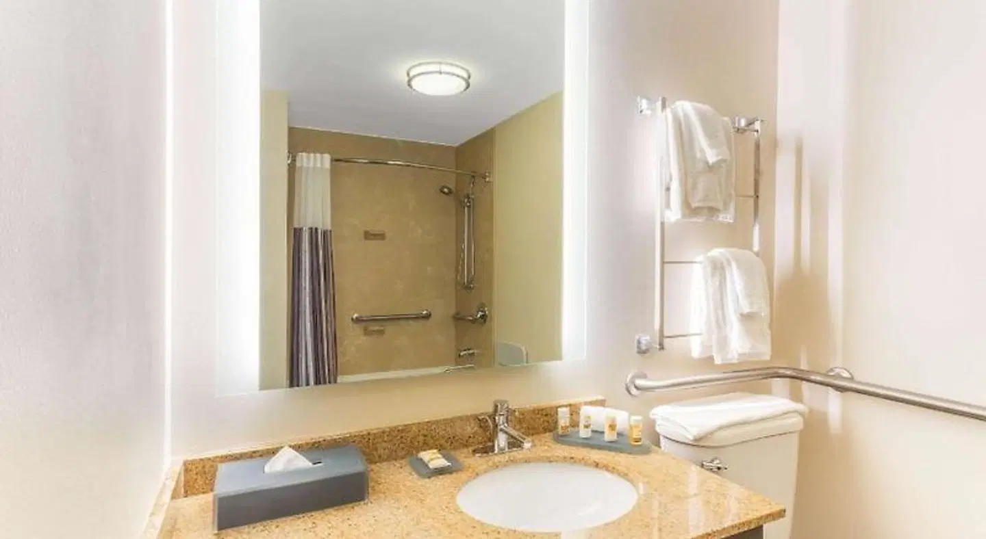 La Quinta Inn & Suites by Wyndham Chicago Downtown Badezimmer