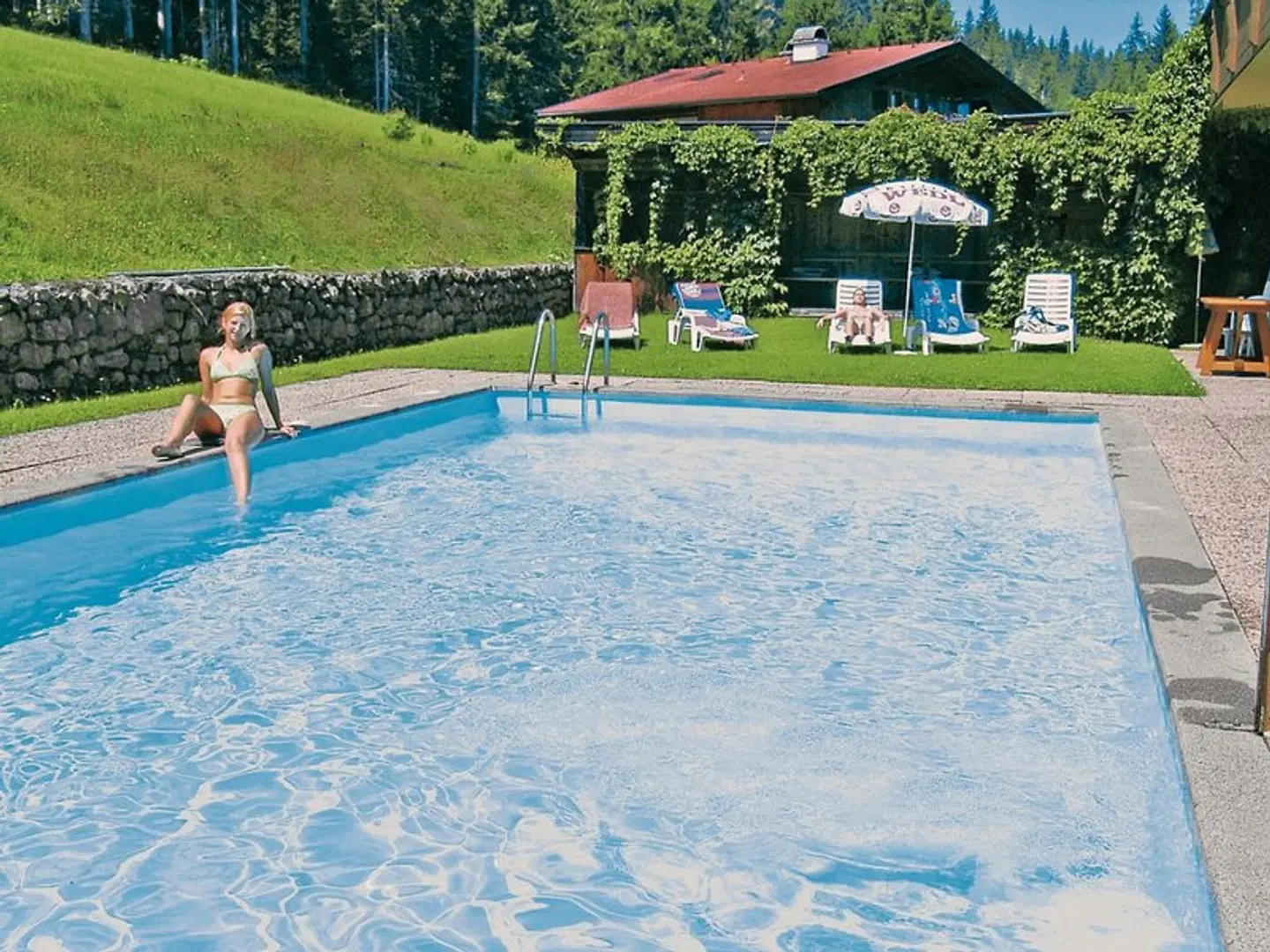 Iris OUTDOOR_POOL