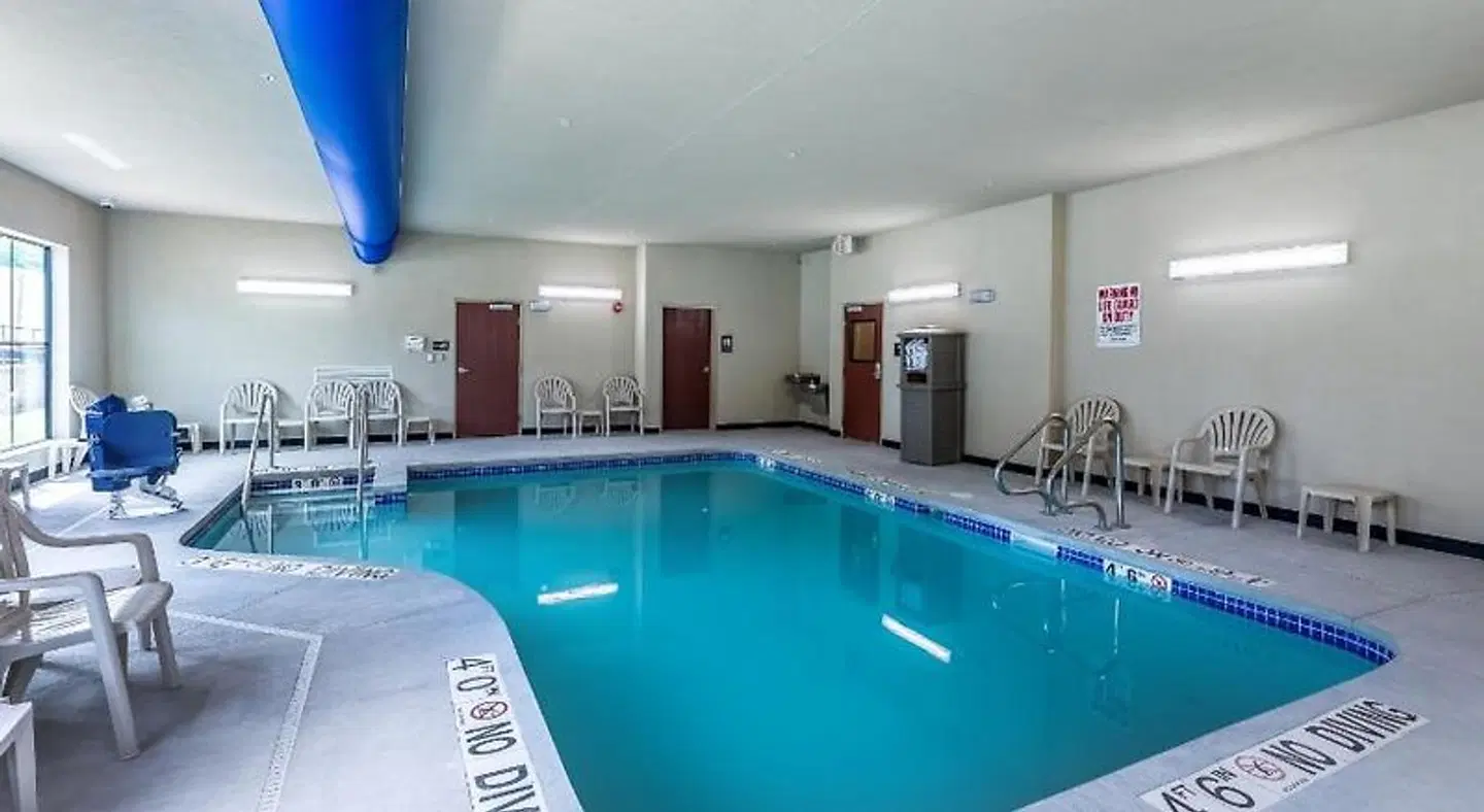 Cobblestone Hotel & Suites Hartford Hallenbad