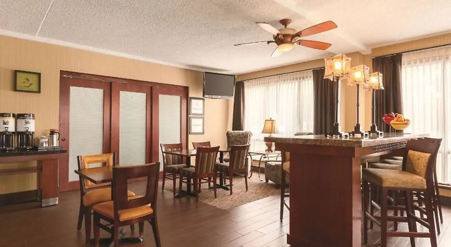 Hampton Inn Des Moines-Airport ROOM_EXAMPLE